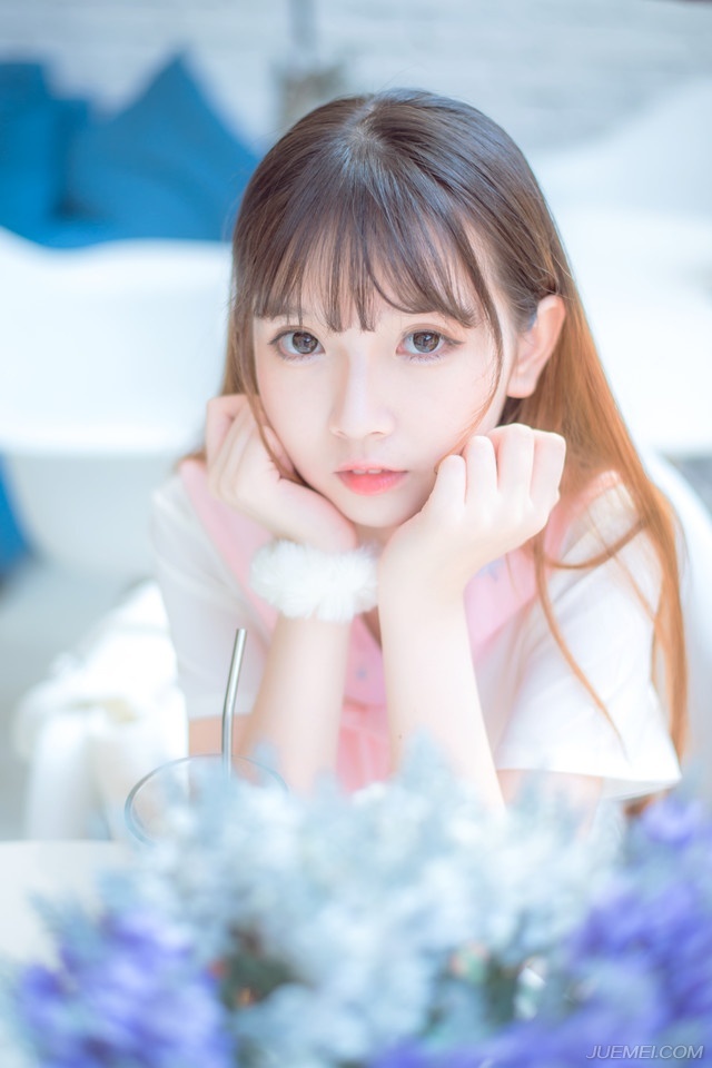 “姐姐理解，当年听到伯符噩耗的时候，姐姐也有过类似的心情，不过你不该说后面那一句，就算真是夫君杀的，你想怎样？”大乔没好气的瞪了她一眼。